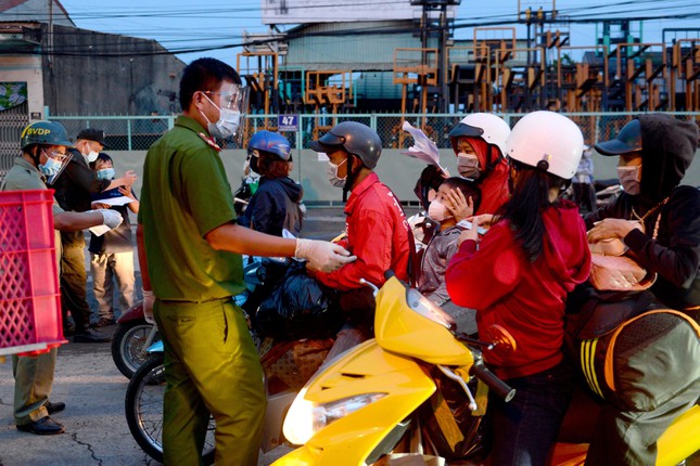 Sau Tết, người dân từ vùng dịch trở lại TP.HCM có bị cách ly hay không? - Ảnh 1.