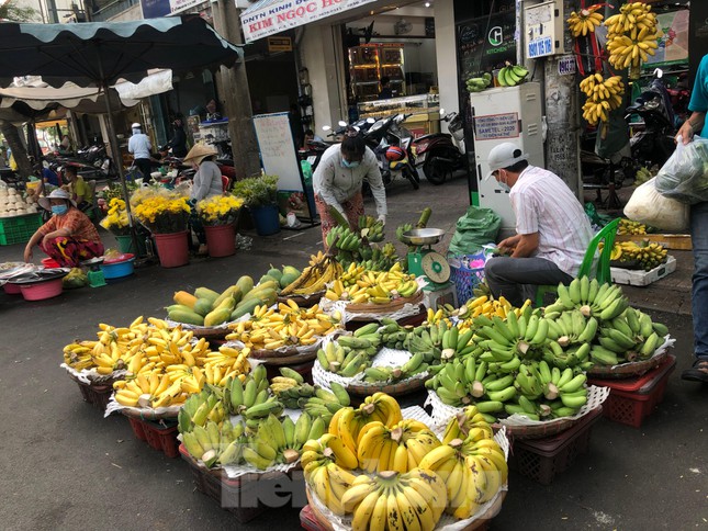 Rằm tháng Chạp: Hoa trái ê hề, giá rẻ chưa từng thấy - Ảnh 3.