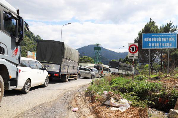 Tai nạn liên hoàn trên đèo Bảo Lộc, bốn người bị thương, ùn tắc 10km - Ảnh 4.