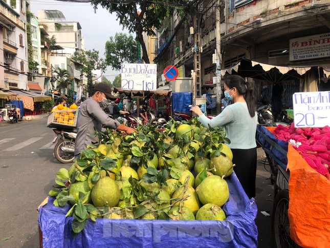Rằm tháng Chạp: Hoa trái ê hề, giá rẻ chưa từng thấy - Ảnh 5.