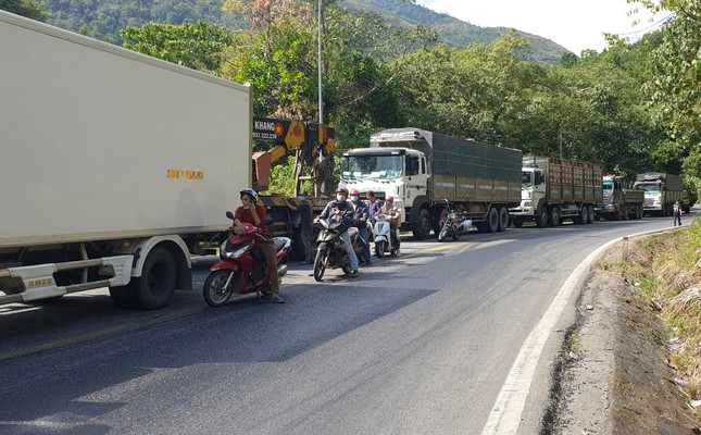 Tai nạn liên hoàn trên đèo Bảo Lộc, bốn người bị thương, ùn tắc 10km - Ảnh 5.