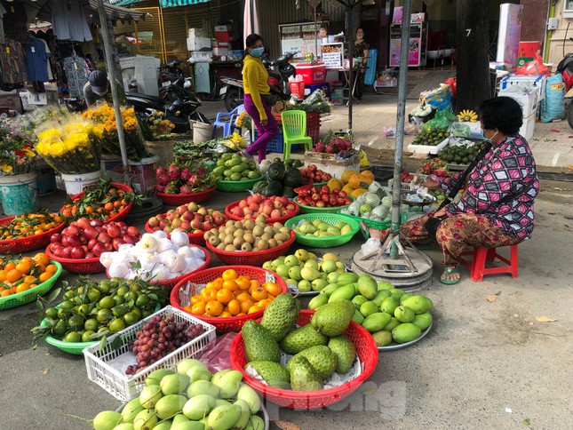 Rằm tháng Chạp: Hoa trái ê hề, giá rẻ chưa từng thấy - Ảnh 7.