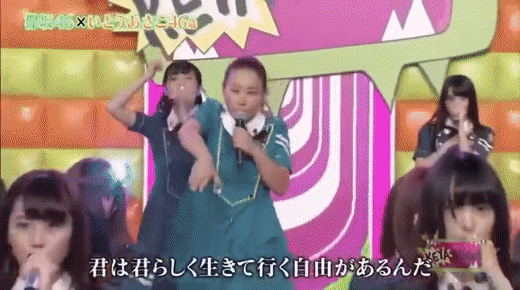 Quá khó đỡ: 2 nữ idol Nhật Bản công khai chen lấn vị trí center, cái kết khiến người xem há hốc miệng! - Ảnh 4.