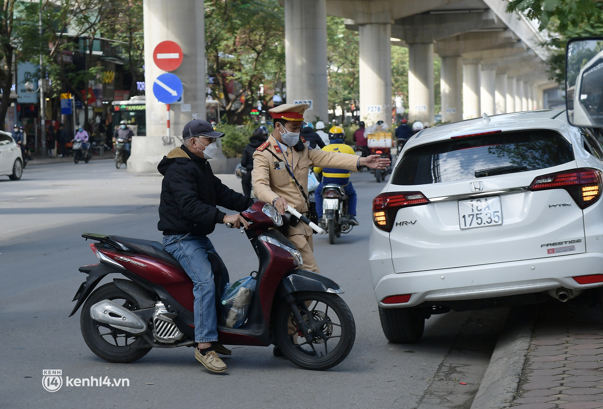 Hà Nội: Người đi xe máy ngỡ ngàng vì không đội mũ bảo hiểm bị xử phạt gấp đôi mức cũ - Ảnh 2.