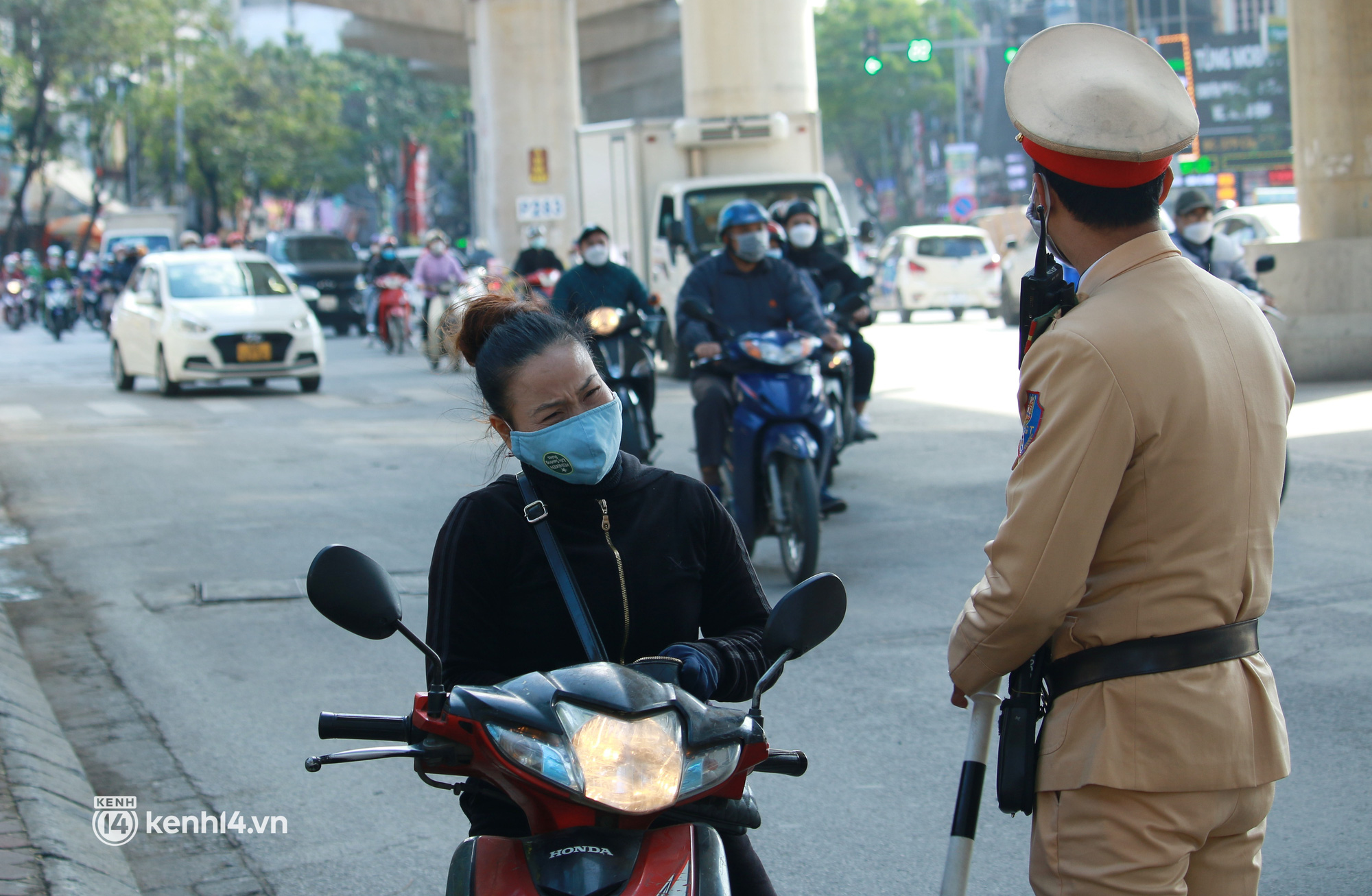 Hà Nội: Người đi xe máy ngỡ ngàng vì không đội mũ bảo hiểm bị xử phạt gấp đôi mức cũ - Ảnh 8.