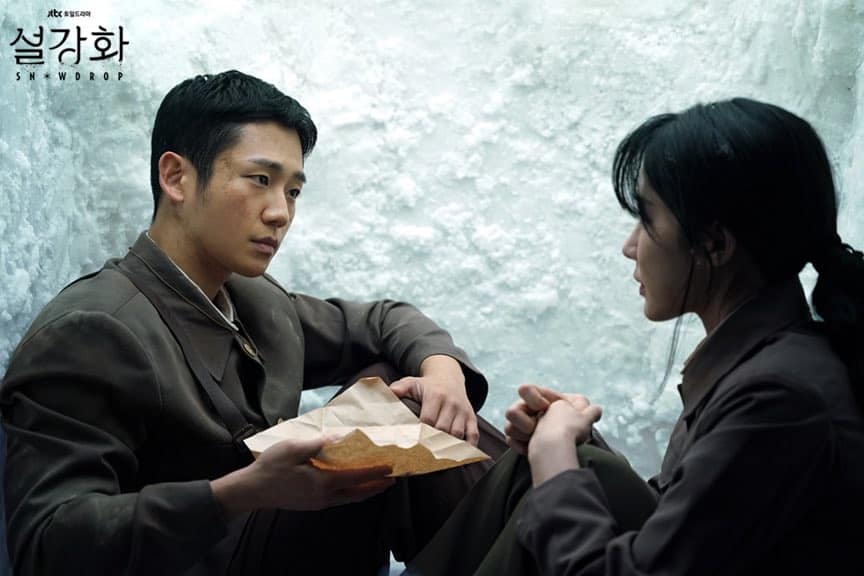 Đời thực tìm đâu ra bạn trai soft như Jung Hae In, ấm áp thế hỏi sao cả Jisoo (BLACKPINK) lẫn tình địch chết mê là phải! - Ảnh 2. Đời thực tìm đâu ra bạn trai soft như Jung Hae In, ấm áp thế hỏi sao cả Jisoo (BLACKPINK) lẫn tình địch chết mê là phải! - Ảnh 2.