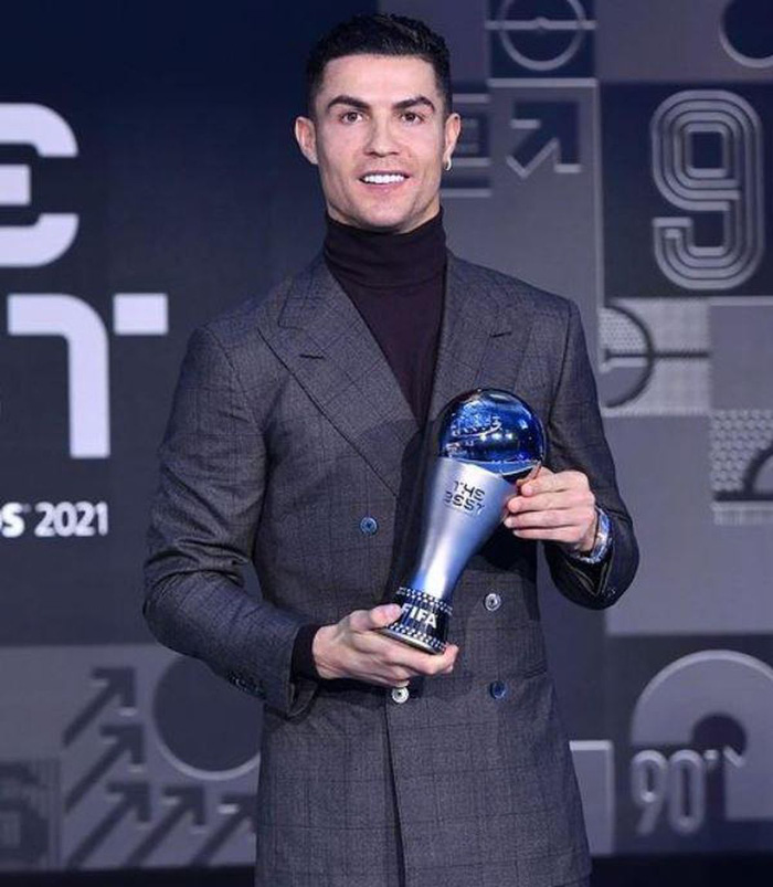 Lên nhận giải của FIFA, Ronaldo nịnh nóc nhà bằng câu nói khiến chị em tan chảy - Ảnh 1.
