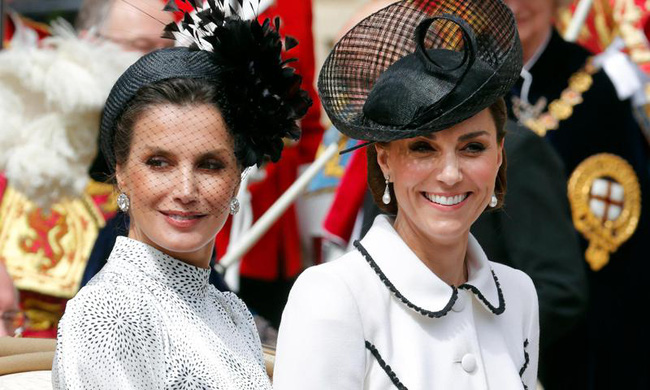 Hoàng hậu nổi tiếng bậc nhất thế giới và cuộc chiến sống chung với mẹ chồng: Màn lấy lòng đỉnh cao khiến Công nương Kate ngả mũ thán phục - Ảnh 4.