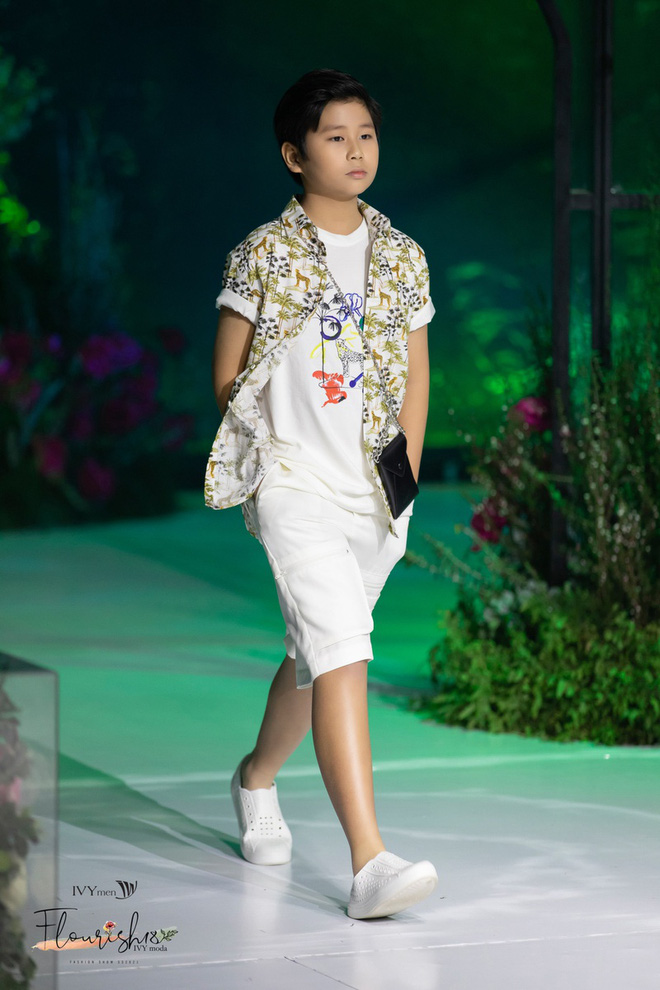 3 rich kid nhà IVY Moda: Không phô trương đồ hiệu, 2 anh chị lớn du học về kế nghiệp, cậu út làm mẫu nhí tài năng - Ảnh 6.