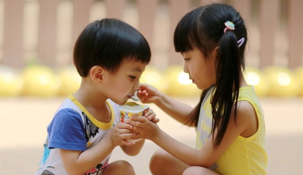 Con gái 6 tuổi than không nhìn thấy gì, nói bị cận... 500 độ, bố mẹ đưa đến bác sĩ khám thì phát hiện sự thật đau lòng - Ảnh 2.