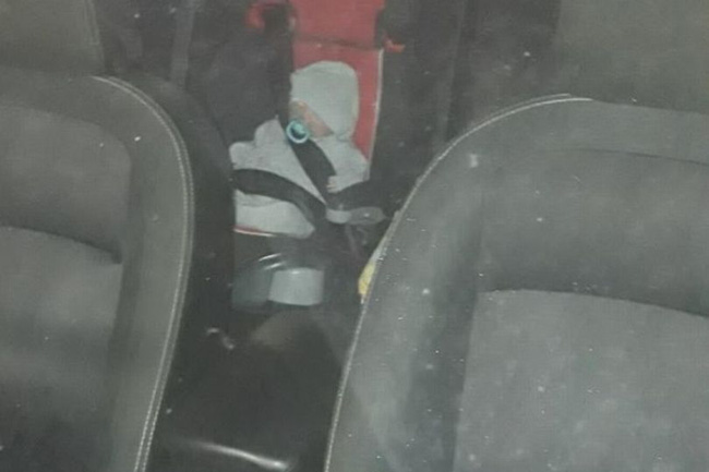 Nhận tin báo em bé bất động trong ô tô, cảnh sát đập cửa kính xông vào rồi chưng hửng, phải cúi đầu xin lỗi tới tấp - Ảnh 1.
