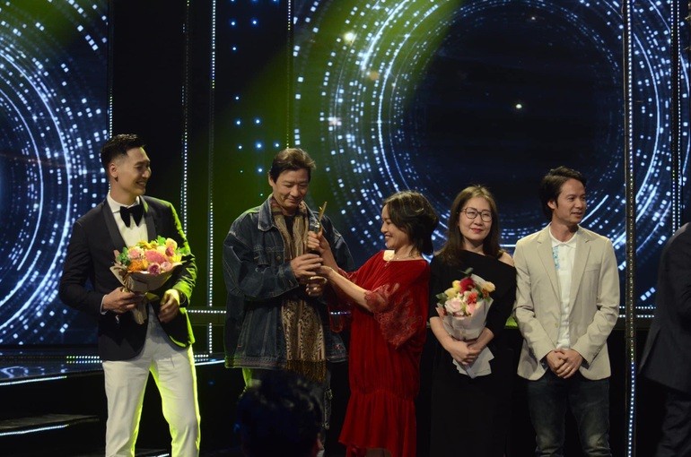 Hương Vị Tình Thân ẵm giải lớn ở VTV Awards, khán giả mỉa mai phim ấn tượng xấu của năm hả? - Ảnh 2.