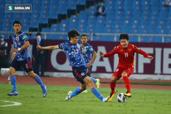 HLV Thái Lan vừa “nhắm rượu” vừa trả lời họp báo, nhắc tên Quang Hải và chê V.League - Ảnh 3.