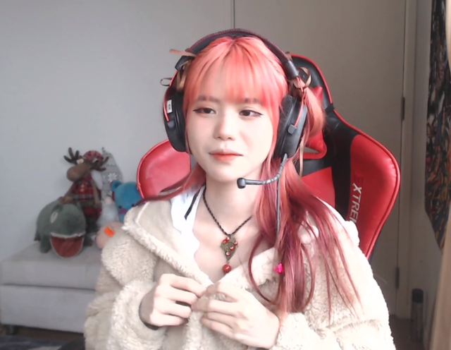 Diện trang phục cosplay, nữ streamer bị chê nhiều nhất làng game phải thay đồ ngay trên sóng - Ảnh 3.