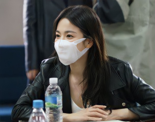 Đại mỹ nhân không tuổi Song Hye Kyo dạo này bỗng lồ lộ dấu hiệu lão hóa: Cười lên là hằn “cả rổ” nếp nhăn, khác xa ảnh PTS? - Ảnh 9.