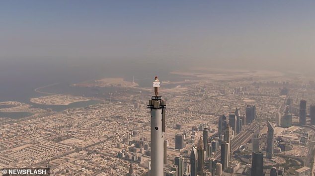 Khoảnh khắc có 1-0-2 khi nữ tiếp viên đứng trên đỉnh tòa tháp cao nhất thế giới, máy bay khổng lồ bay sát sau lưng cùng chia sẻ gây sốc - Ảnh 3.