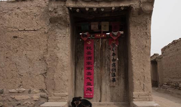 Chồng vừa mất, con g&aacute;i đ&atilde; gọi g&atilde; h&agrave;ng x&oacute;m l&agrave; bố: B&agrave; mẹ l&eacute;n theo d&otilde;i lập tức b&aacute;o cảnh s&aacute;t - Ảnh 1.