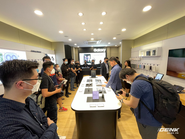 Khai trương chuỗi cửa hàng kiêm trung tâm CSKH của Samsung tại Việt Nam, đón khách với chuẩn Samsung toàn cầu - Ảnh 7.