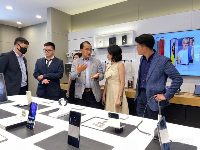 Khai trương chuỗi cửa hàng kiêm trung tâm CSKH của Samsung tại Việt Nam, đón khách với chuẩn Samsung toàn cầu - Ảnh 8.