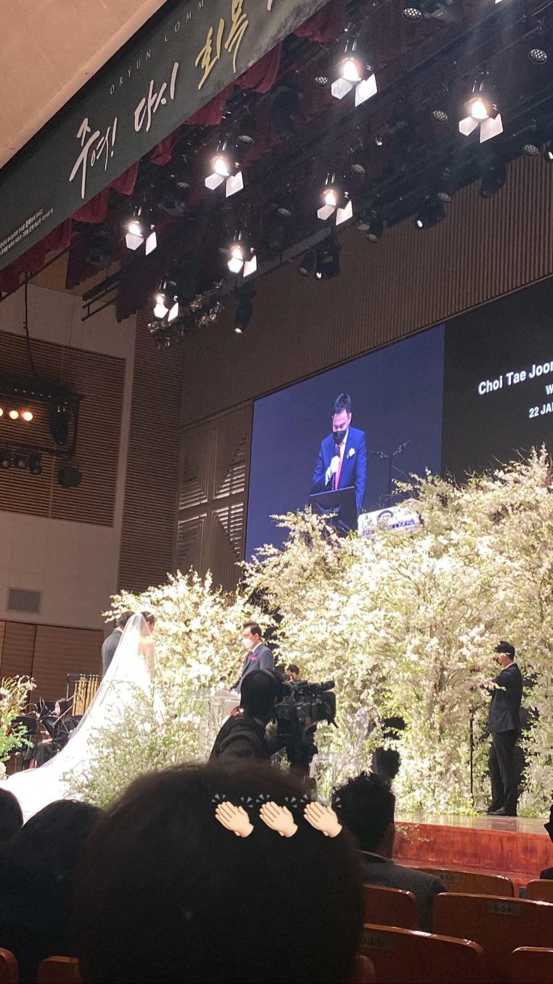 Siêu đám cưới Park Shin Hye: Cô dâu diện váy khủng cùng chú rể thề nguyện trên lễ đường trắng tinh, quân đoàn khách mời dần lộ diện - Ảnh 4.