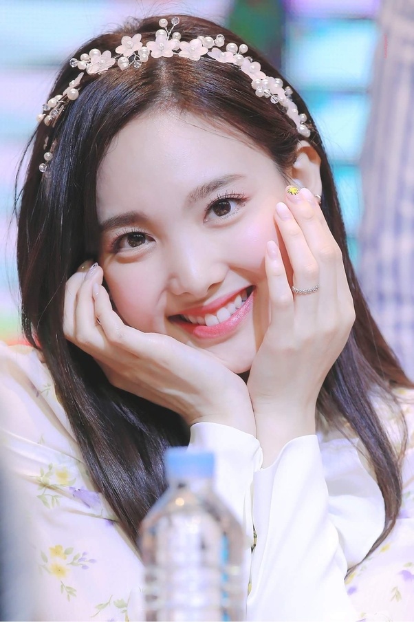 Ơ kìa ai như Nayeon (TWICE) đang ở Cao Bằng ấy nhỉ: Vừa hát tiếng Việt, vừa giao lưu cùng trẻ em dân tộc thiểu số? - Ảnh 6.