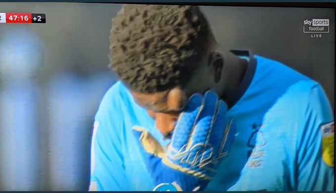 Va chạm cực gắt, thủ m&ocirc;n khiến d&acirc;n t&igrave;nh cho&aacute;ng nặng v&igrave; sưng một cục to như quả t&aacute;o tr&ecirc;n đầu - Ảnh 2.