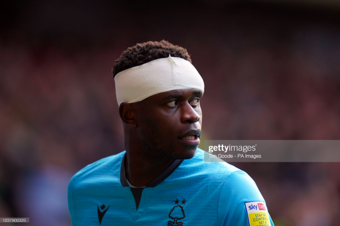 Va chạm cực gắt, thủ m&ocirc;n khiến d&acirc;n t&igrave;nh cho&aacute;ng nặng v&igrave; sưng một cục to như quả t&aacute;o tr&ecirc;n đầu - Ảnh 3.