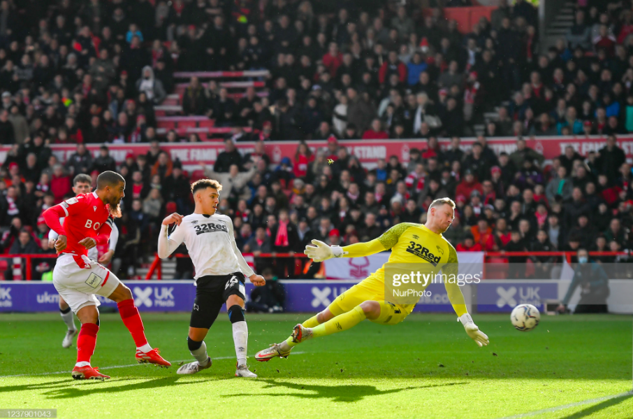 Va chạm cực gắt, thủ m&ocirc;n khiến d&acirc;n t&igrave;nh cho&aacute;ng nặng v&igrave; sưng một cục to như quả t&aacute;o tr&ecirc;n đầu - Ảnh 4.