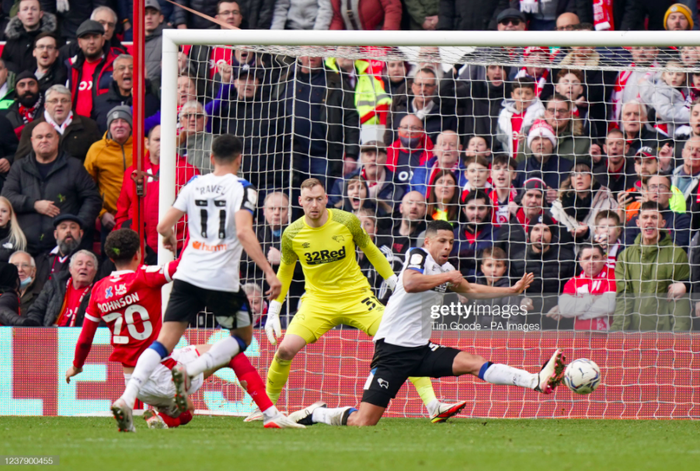 Va chạm cực gắt, thủ m&ocirc;n khiến d&acirc;n t&igrave;nh cho&aacute;ng nặng v&igrave; sưng một cục to như quả t&aacute;o tr&ecirc;n đầu - Ảnh 5.