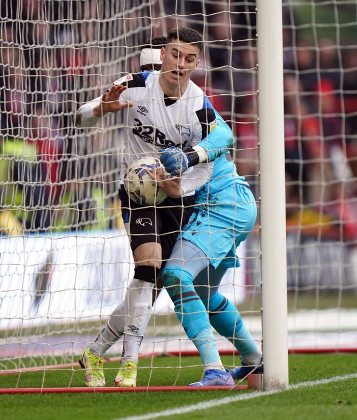 Va chạm cực gắt, thủ m&ocirc;n khiến d&acirc;n t&igrave;nh cho&aacute;ng nặng v&igrave; sưng một cục to như quả t&aacute;o tr&ecirc;n đầu - Ảnh 7.