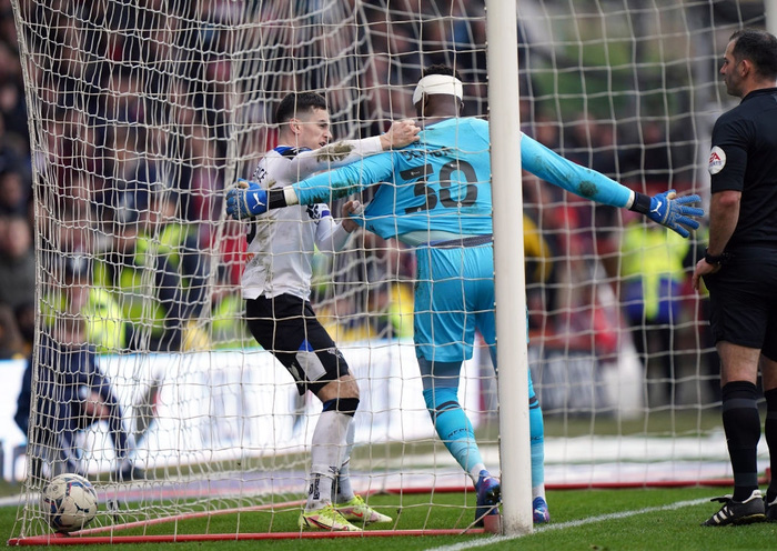 Va chạm cực gắt, thủ m&ocirc;n khiến d&acirc;n t&igrave;nh cho&aacute;ng nặng v&igrave; sưng một cục to như quả t&aacute;o tr&ecirc;n đầu - Ảnh 8.