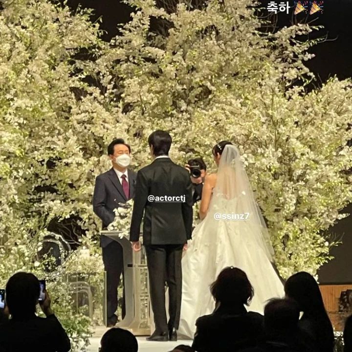 Siêu đám cưới Park Shin Hye: Cô dâu diện váy khủng cùng chú rể thề nguyện trên lễ đường trắng tinh, quân đoàn khách mời dần lộ diện - Ảnh 5.