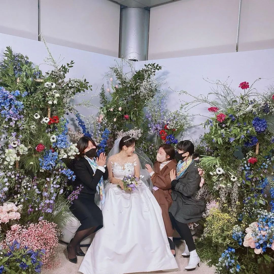 Siêu đám cưới Park Shin Hye: Cô dâu diện váy khủng cùng chú rể thề nguyện trên lễ đường trắng tinh, quân đoàn khách mời dần lộ diện - Ảnh 2.