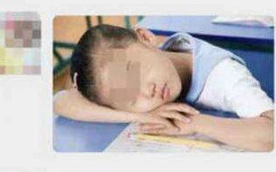 Con ngủ gật trong lớp, cô giáo gửi ảnh vào group phụ huynh để phê bình, ông bố trả lời một câu mà nghe điếng người, được cả group ủng hộ