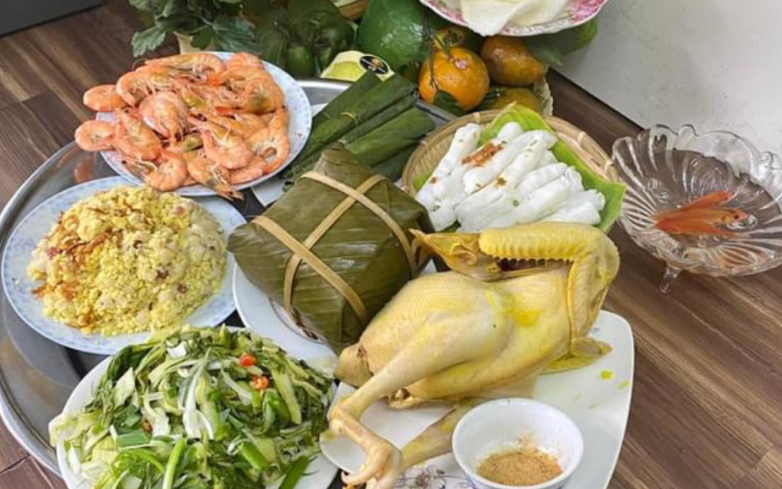 Mâm cúng Ông Táo gây tranh cãi nhất MXH hôm nay: Bánh chưng nguyên vỏ, tôm lìa khỏi đĩa, khó coi nhất là món gà luộc