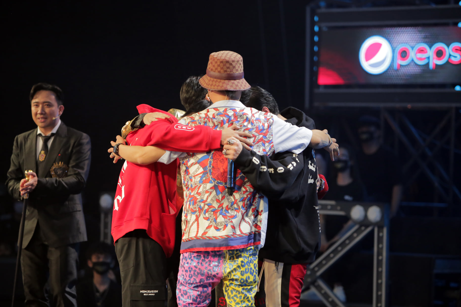 H&eacute; lộ s&acirc;n khấu team Karik tại đ&ecirc;m trao giải Rap Việt: Đội h&igrave;nh visual chất ngất c&ograve;n c&oacute; 1 kh&aacute;ch mời đặc biệt! - Ảnh 6.