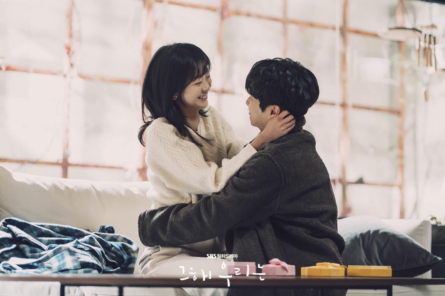 Cặp đ&ocirc;i Our Beloved Summer t&igrave;nh tứ từ phim ra đời thực kiểu n&agrave;y, bảo sao fan đẩy thuyền cực mạnh: Nh&igrave;n m&agrave; ghen tị qu&aacute; trời đất! - Ảnh 1.