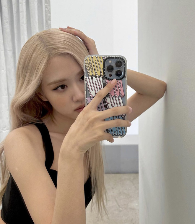 Cận cảnh chiếc case iPhone kỳ lạ của Rosé (BLACKPINK), có tiền cũng không mua được! - Ảnh 2.