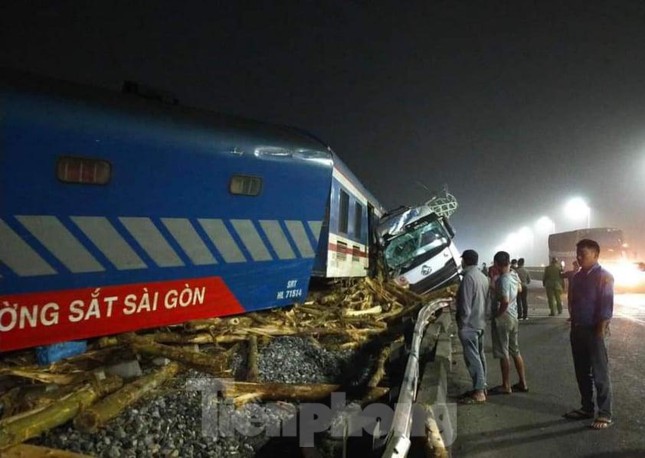 Tàu khách Bắc - Nam bị lật đầu máy, văng toa vì đâm vào ô tô tải chở gỗ - Ảnh 1.