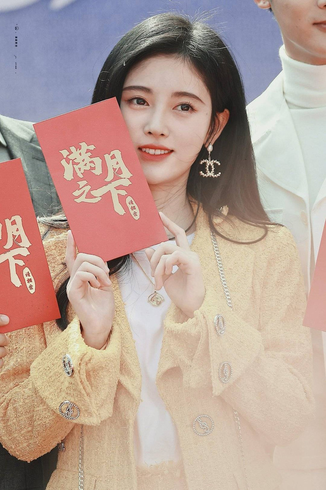 So k&egrave; loạt mỹ nh&acirc;n rực rỡ nhất ng&agrave;y khai m&aacute;y phim: C&uacute;c Tịnh Y - Triệu Lệ Dĩnh đụng style c&acirc;y mai ng&agrave;y Tết, ai đẹp hơn? - Ảnh 1.