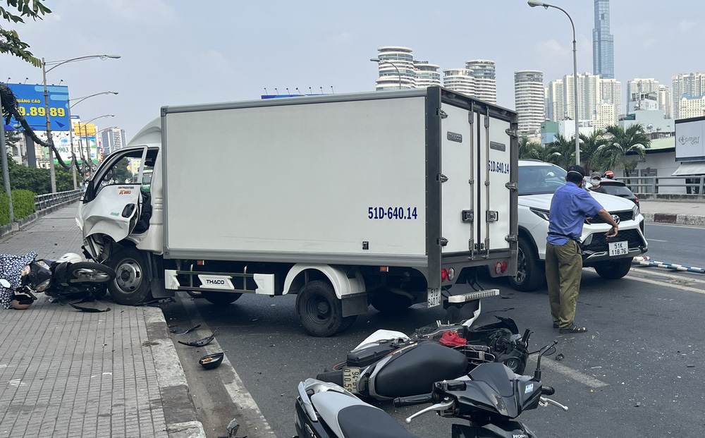 Xe tải tông hàng loạt xe máy trên cầu Thị Nghè ở TP.HCM, có người được đưa đi cấp cứu - Ảnh 1.