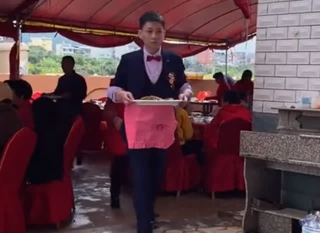 Chú rể lăng xăng bê đồ ăn cho khách trong hôn lễ, chi tiết chiếc khăn màu hồng đeo trên người khiến dân mạng xuýt xoa - Ảnh 1.