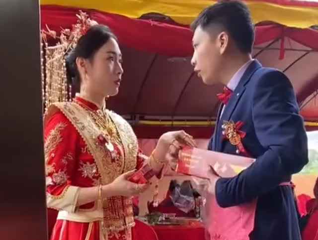 Chú rể lăng xăng bê đồ ăn cho khách trong hôn lễ, chi tiết chiếc khăn màu hồng đeo trên người khiến dân mạng xuýt xoa - Ảnh 4.