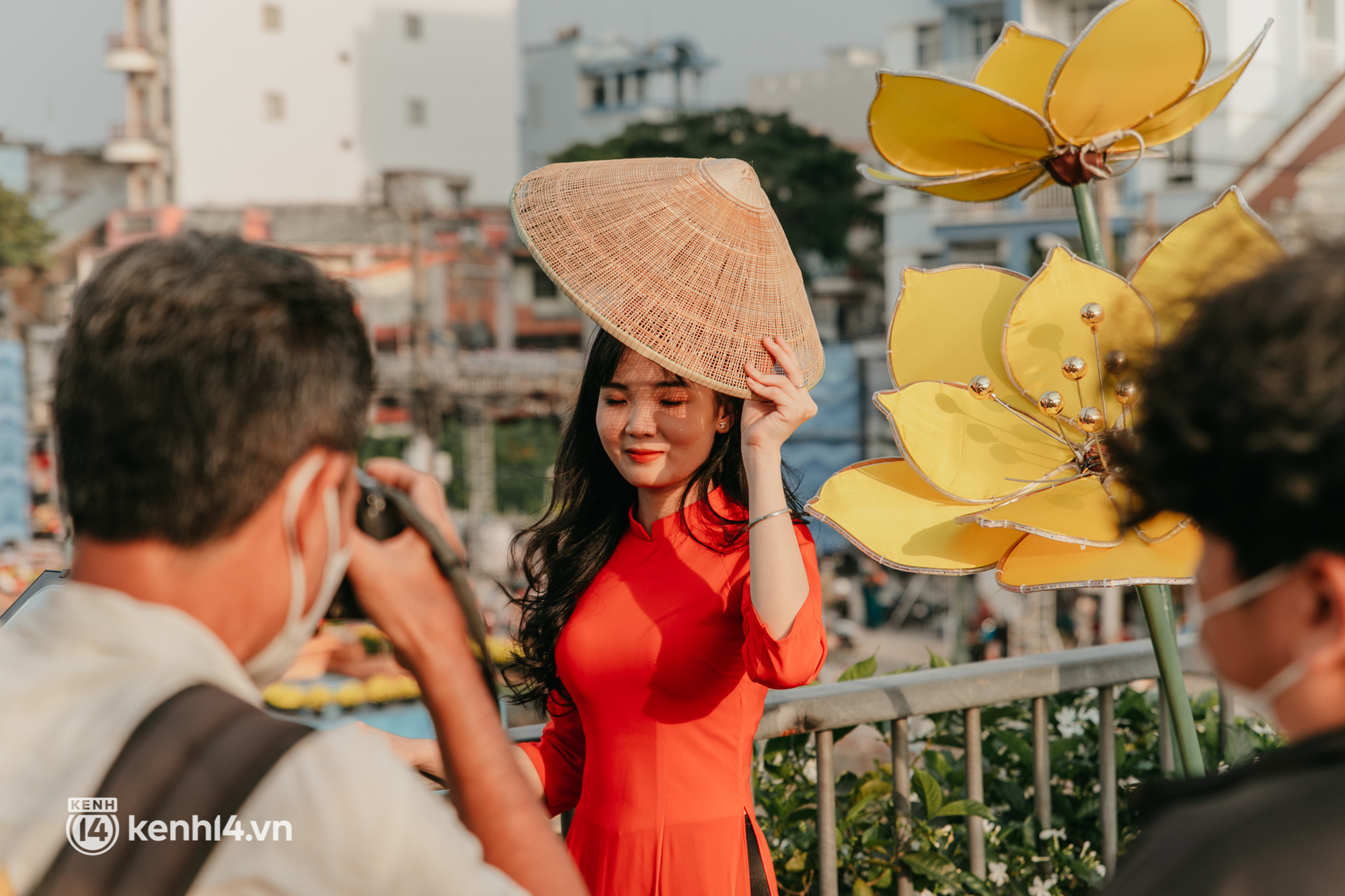 Chợ Tết đình đám TP.HCM đông nghẹt người ghé thăm, đi mua là 9 mà chụp hình sống ảo là 10! - Ảnh 4.