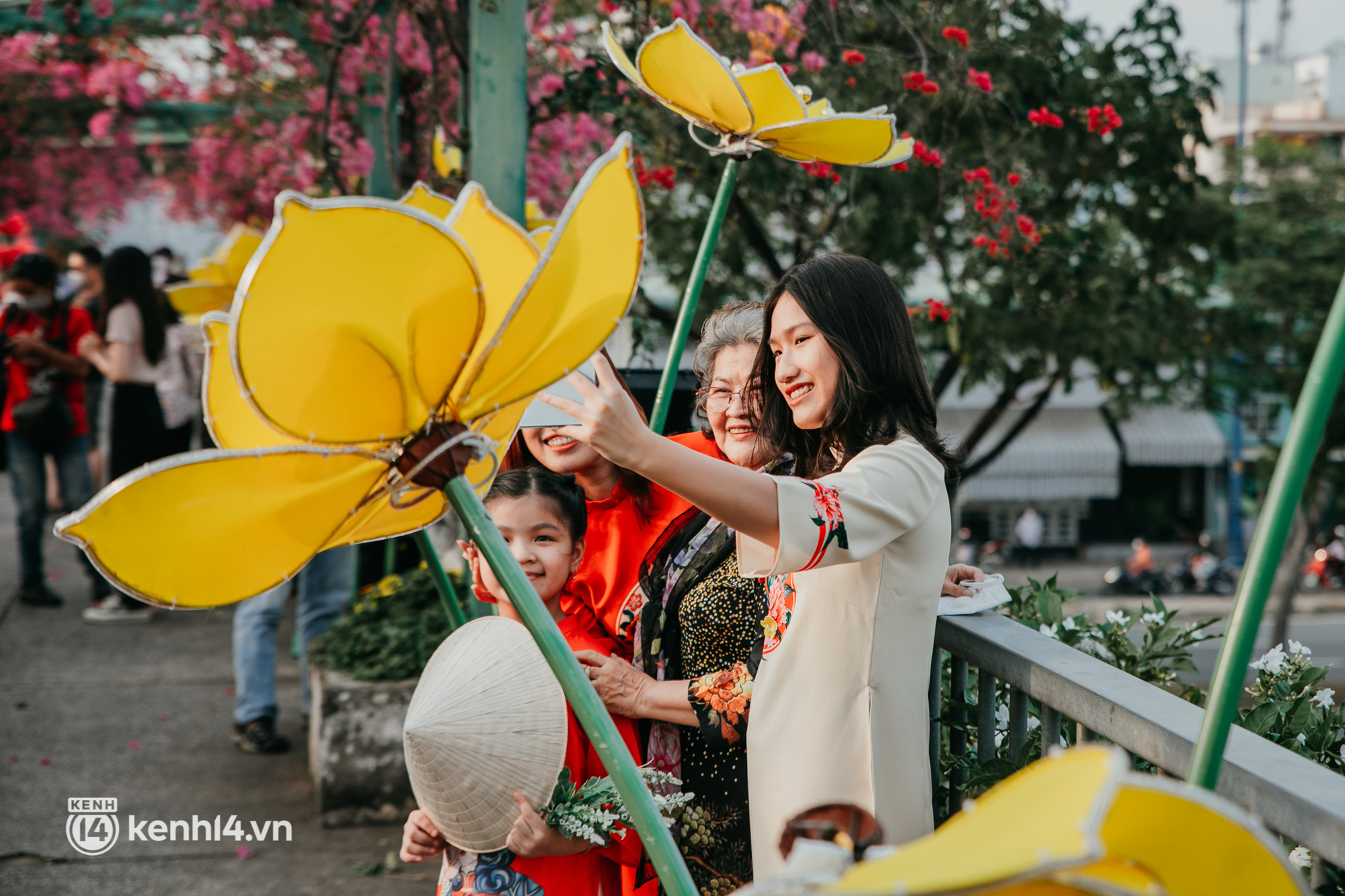 Chợ Tết đình đám TP.HCM đông nghẹt người ghé thăm, đi mua là 9 mà chụp hình sống ảo là 10! - Ảnh 11.