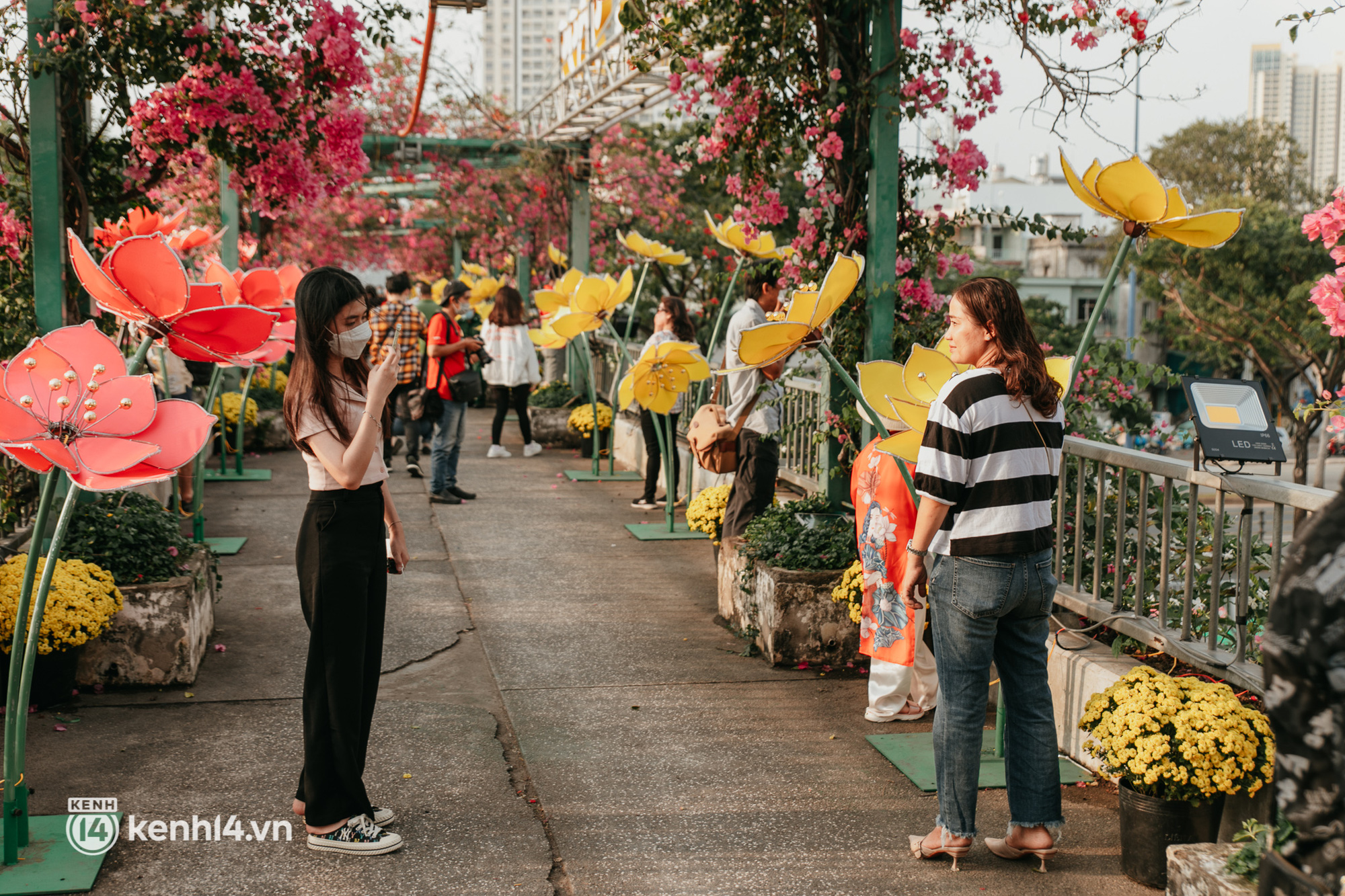 Chợ Tết đình đám TP.HCM đông nghẹt người ghé thăm, đi mua là 9 mà chụp hình sống ảo là 10! - Ảnh 12.