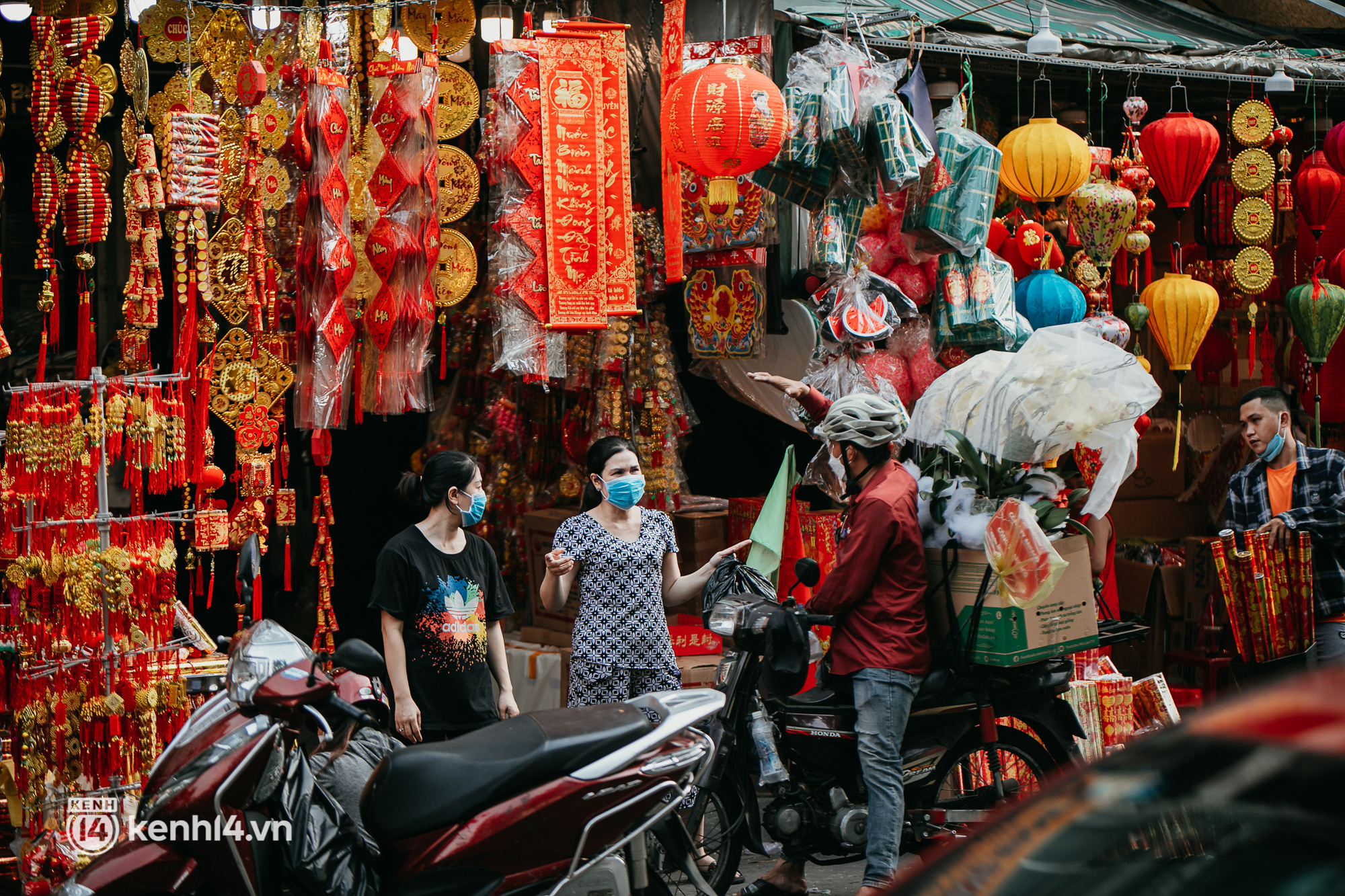 Chợ Tết đình đám TP.HCM đông nghẹt người ghé thăm, đi mua là 9 mà chụp hình sống ảo là 10! - Ảnh 26.