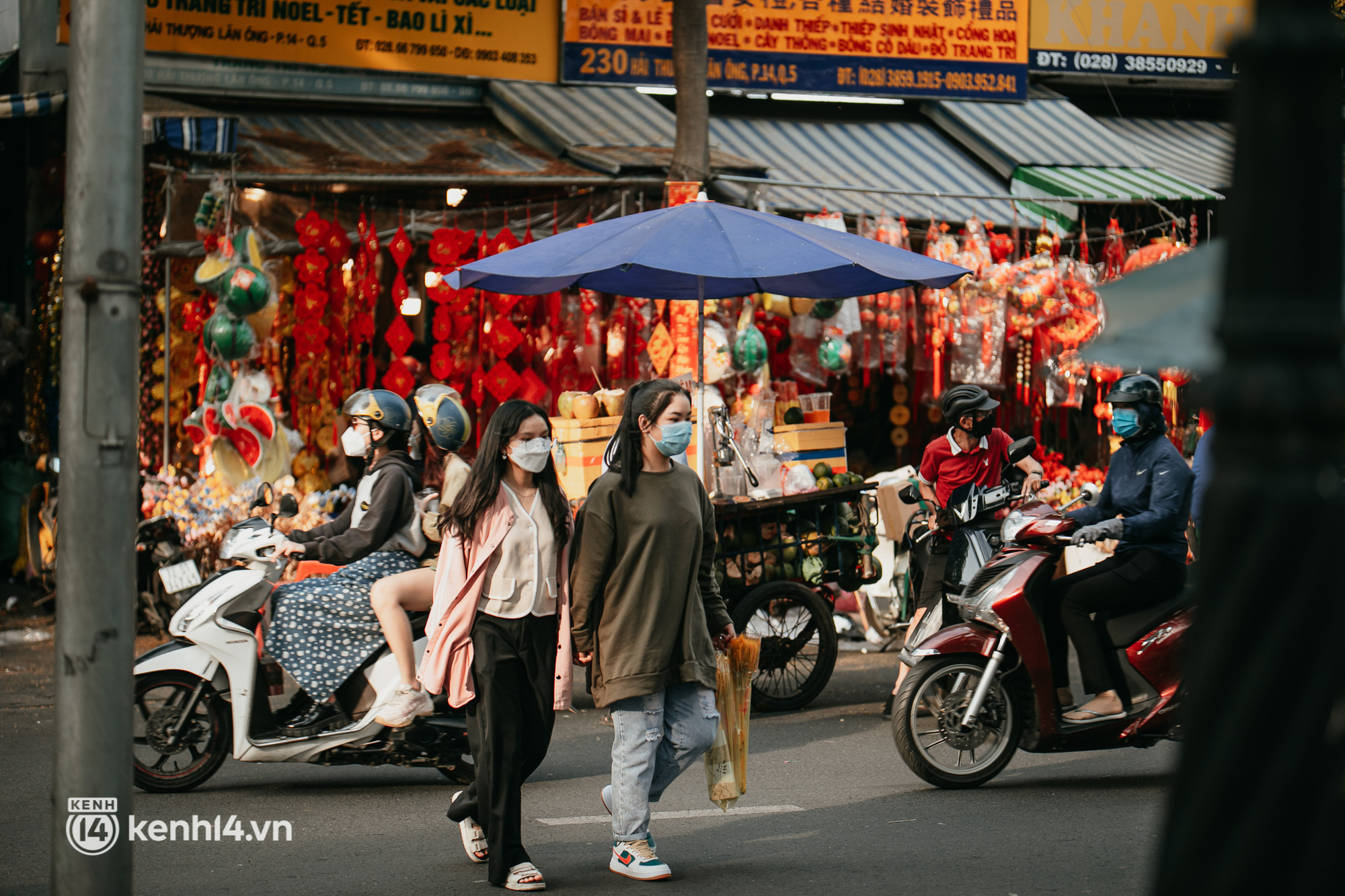 Chợ Tết đình đám TP.HCM đông nghẹt người ghé thăm, đi mua là 9 mà chụp hình sống ảo là 10! - Ảnh 27.