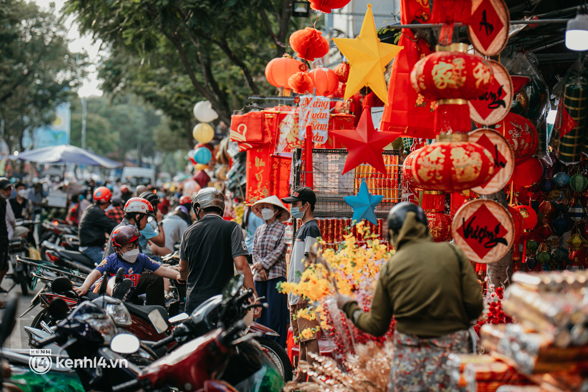 Chợ Tết đình đám TP.HCM đông nghẹt người ghé thăm, đi mua là 9 mà chụp hình sống ảo là 10! - Ảnh 28.