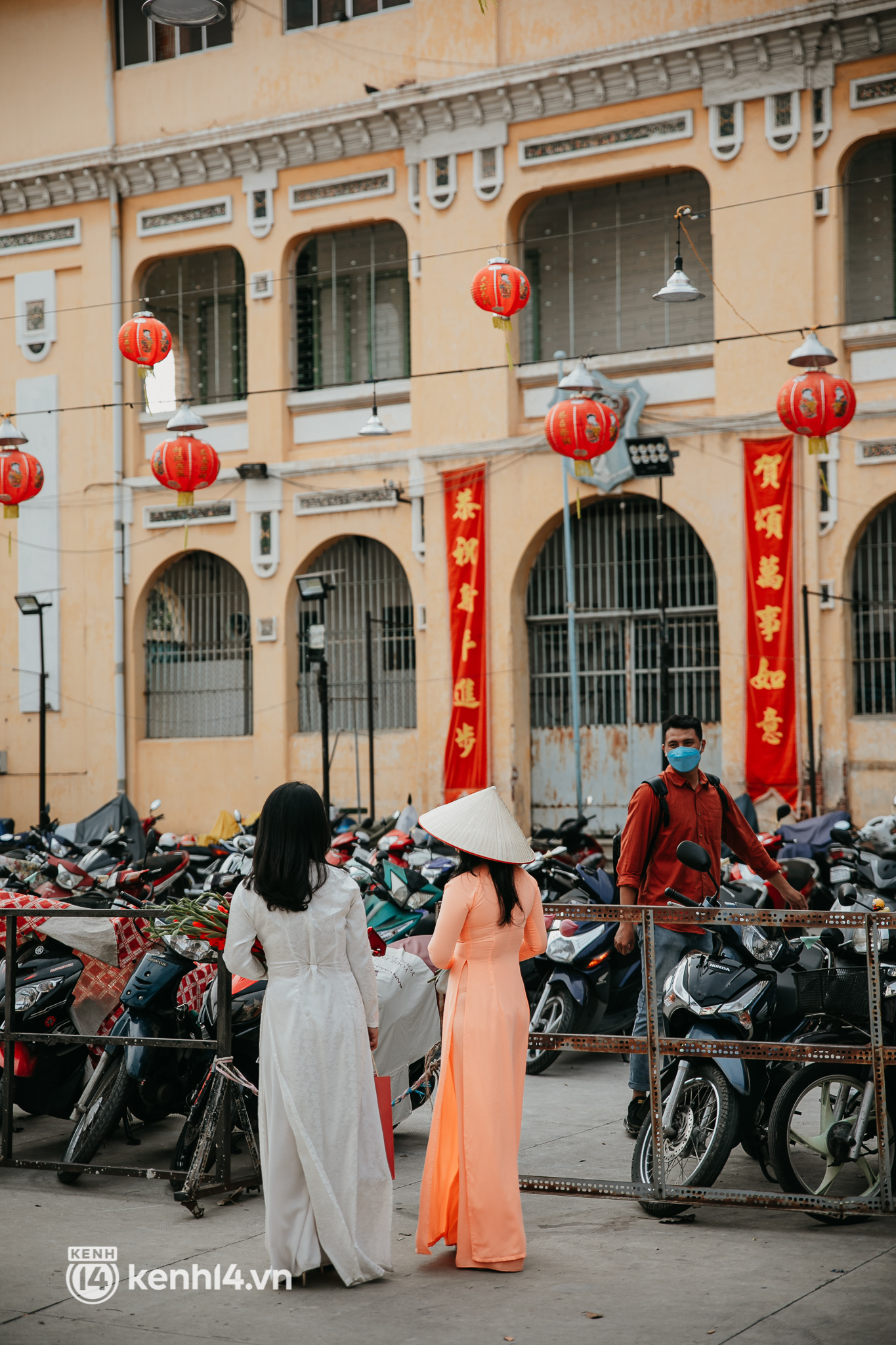 Chợ Tết đình đám TP.HCM đông nghẹt người ghé thăm, đi mua là 9 mà chụp hình sống ảo là 10! - Ảnh 31.